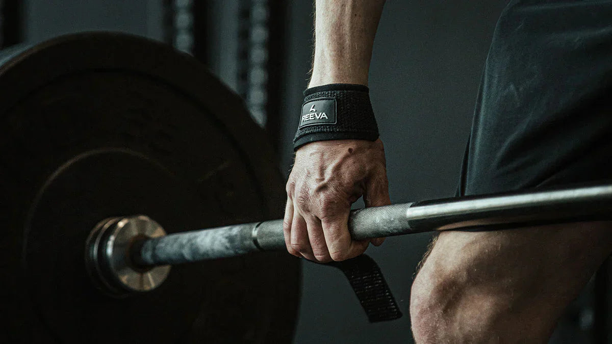 How to Use Lifting Straps for Deadlifts and Pulling Exercises (Beginner’s Guide)